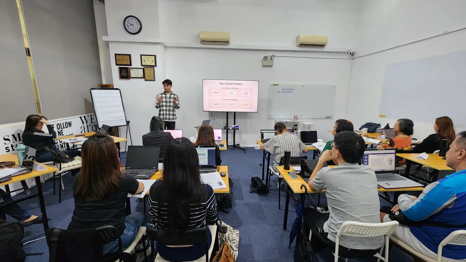 Tom Chang Thawat running a live Drealm training session in a classroom
